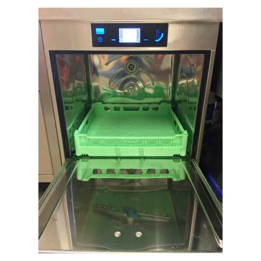 Grüner Besteckkorb BK-75 im Einsatz in einer Meiko iClean Geschirrspülmaschine. Perfekt für Körbe mit 50x50 cm, ideal für Besteck und Kleinteile