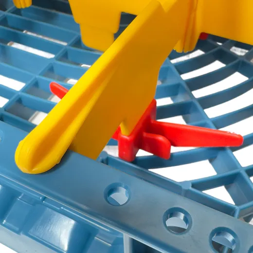 FriesRack System 500 - Detailansicht der Schr�gstellung beim Gl�serkorb Typ H-4x4 f�r 16 Gl�ser mit gelber Fachung und rotem Schr�gsteller