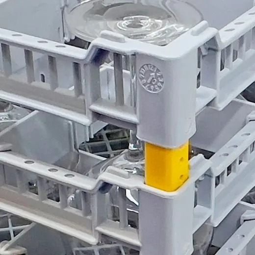 Detailansicht - FriesRack System 400 mit Glserkorb LB3-5x5 fr 25 Glser, gelbe Eckprofile. Farbe der Eckverbinder individuell whlbar. Geeignet fr professionelle Glsersplmaschinen mit Korbgre 40x40 cm.