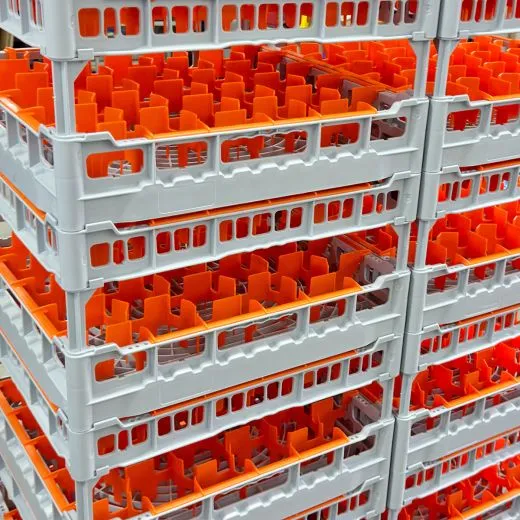 Detailansicht gestapelter grauer FriesRack Gl�serk�rbe LH-30 mit ergonomischen Griffen, sicherem Stapelverm�gen und optimalem Handling.