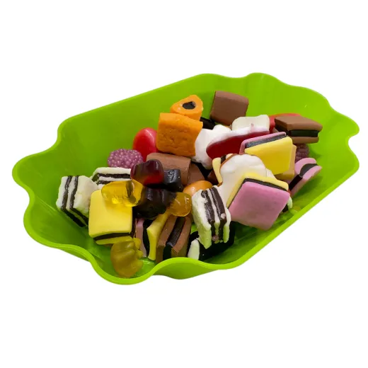 Stapelbare Mehrweg-Pommesschale aus robustem Kunststoff (PP) in Hellgr�n, hier dekorativ mit bunten S��igkeiten bef�llt. Die lebensmittelechte Schale ist vielseitig einsetzbar - ob f�r Pommes, Snacks oder s��e Leckereien. Ideal f�r Imbisse.