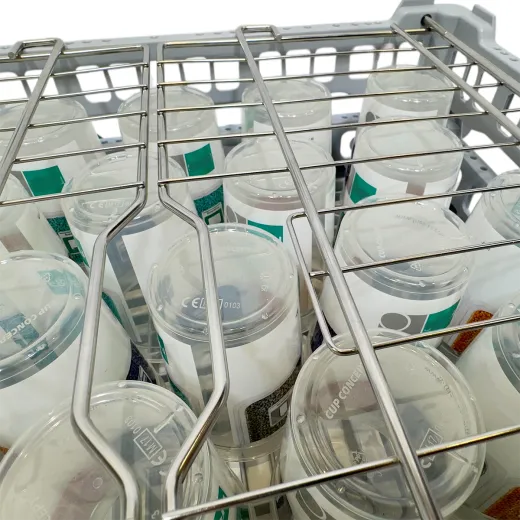 Detailansicht: Grauer Kunststoff-Grundsp�lkorb NK-GD-TH 500x500 mm mit geschlossenem Edelstahl-Gitterdeckel. Mehrwegbecher sicher im Korb fixiert - ideal f�r leichtes Sp�lgut im professionellen Sp�lbereich.