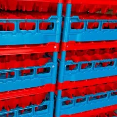 FriesRack Glserkrbe gestapelt 50x50 cm - Typ C-7x7 - stabile blaue Glserracks mit rotem Toprahmen fr sicheren Glastransport, perfekt fr Gastronomie und Catering.